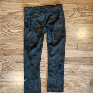 Lululemon- Camo capris - Size 4